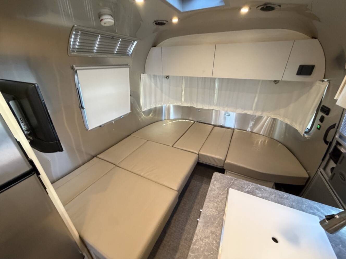 A photo of this 2023 Airstream FLYING CLOUD 25RB QUEEN