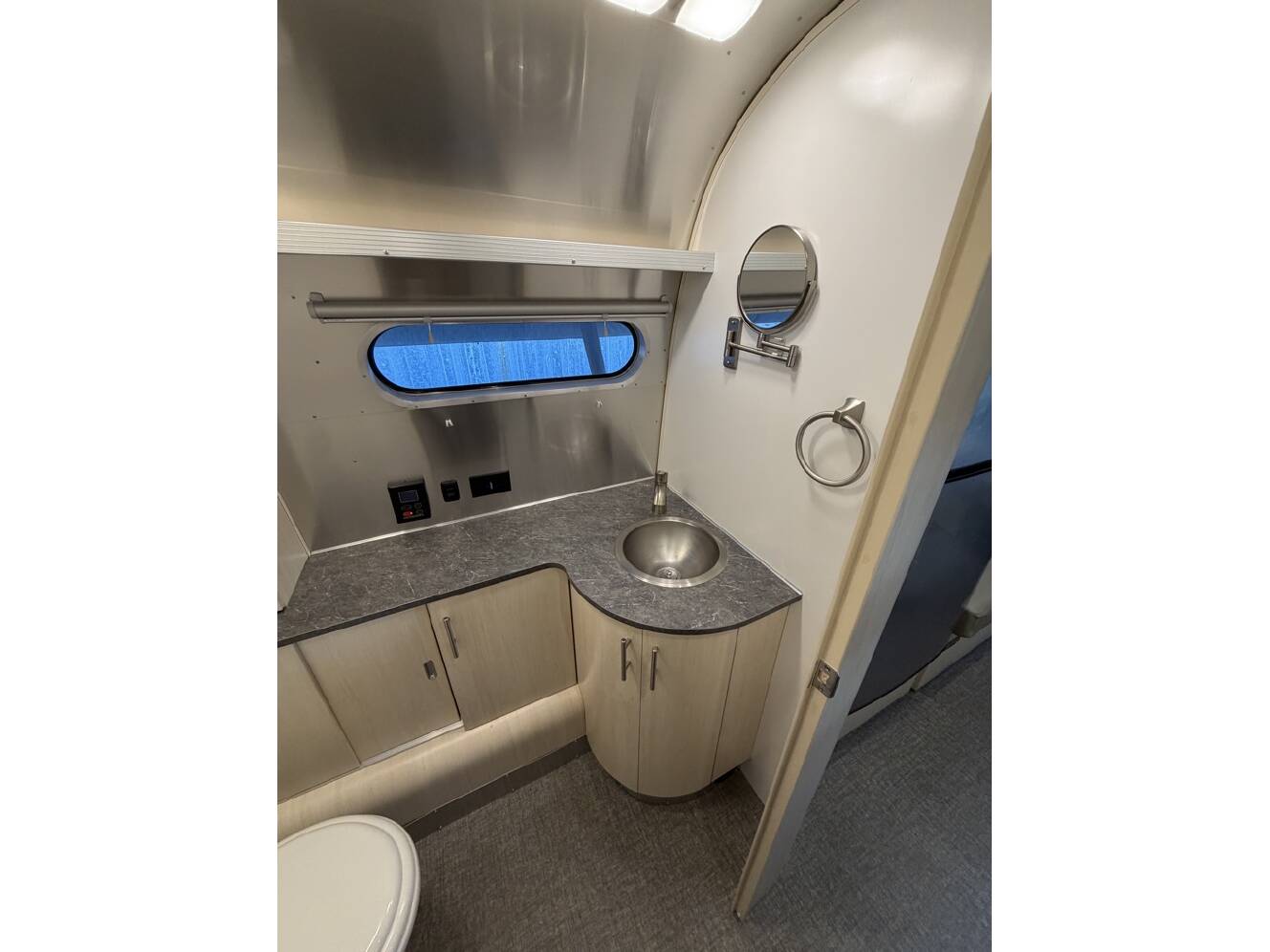A photo of this 2023 Airstream FLYING CLOUD 25RB QUEEN