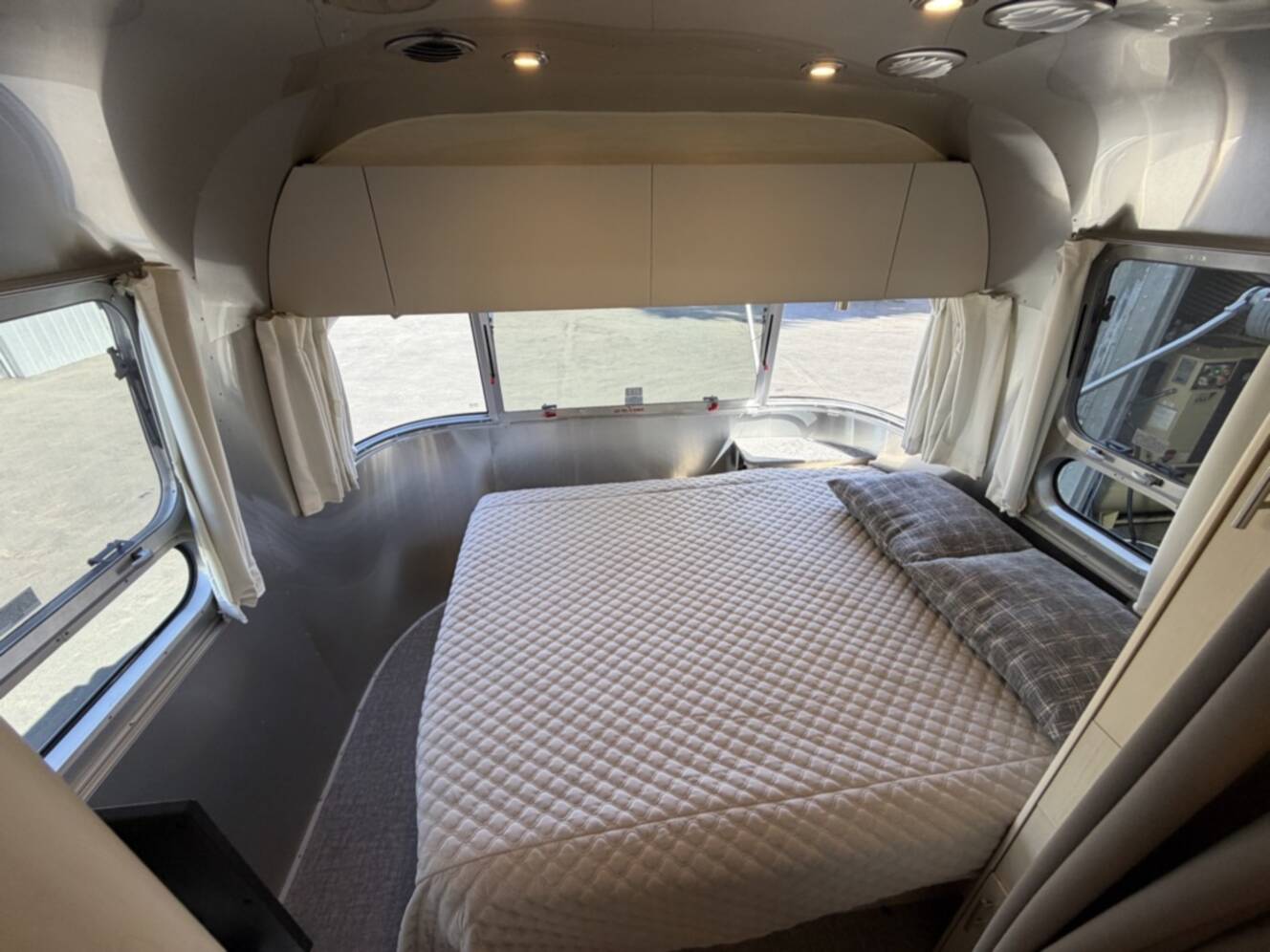 A photo of this 2023 Airstream FLYING CLOUD 25RB QUEEN