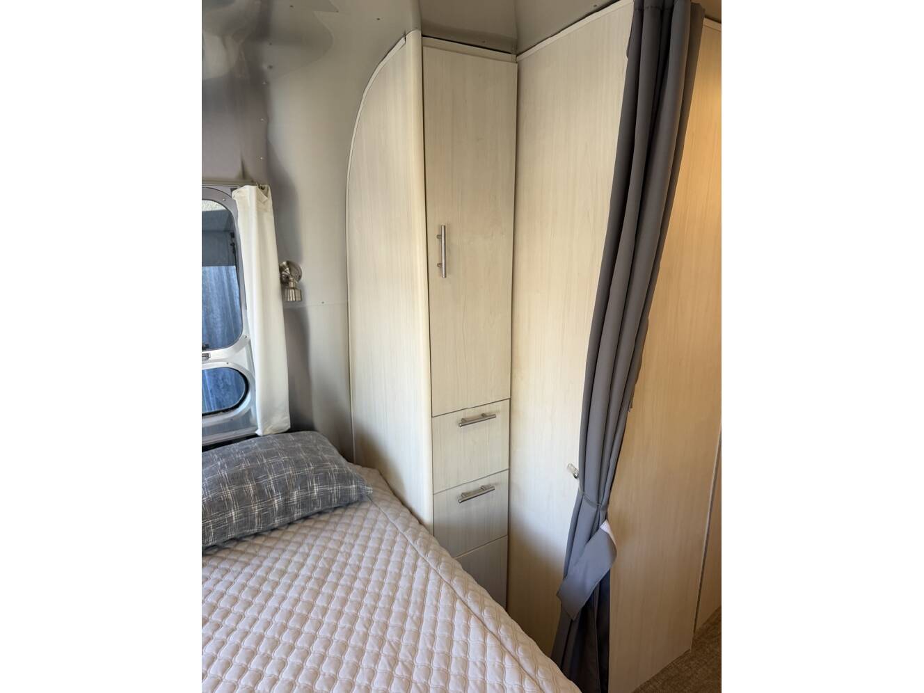A photo of this 2023 Airstream FLYING CLOUD 25RB QUEEN