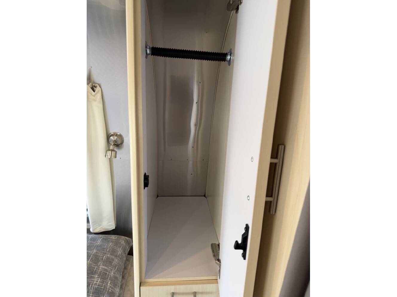 A photo of this 2023 Airstream FLYING CLOUD 25RB QUEEN