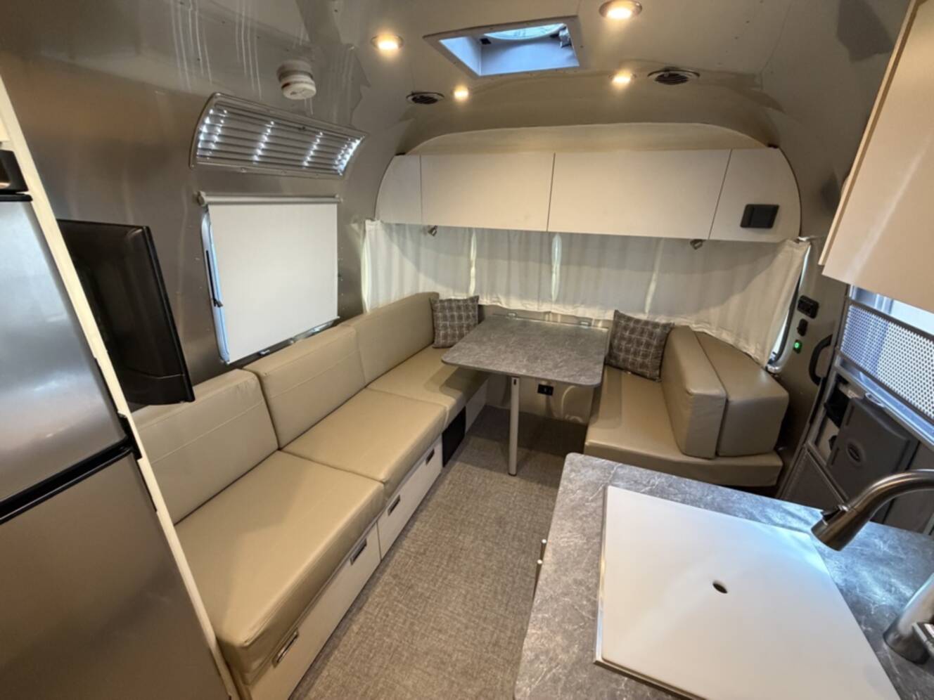 A photo of this 2023 Airstream FLYING CLOUD 25RB QUEEN