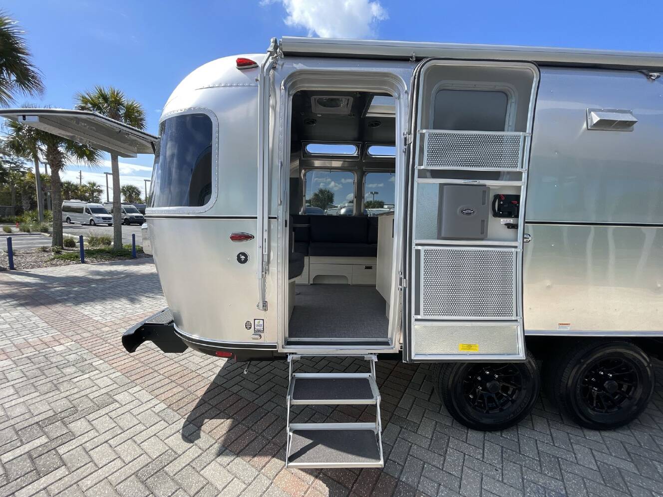 A photo of this 2025 Airstream Flying Cloud 25 FBQ