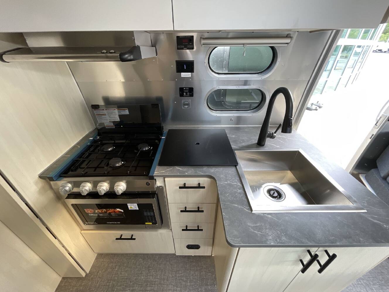 A photo of this 2025 Airstream Flying Cloud 25 FBQ
