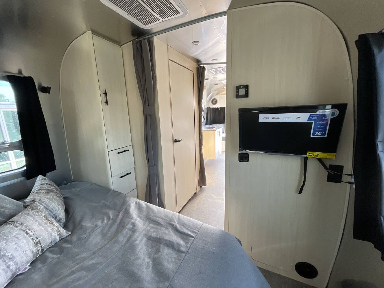 A photo of this 2025 Airstream Flying Cloud 25 FBQ