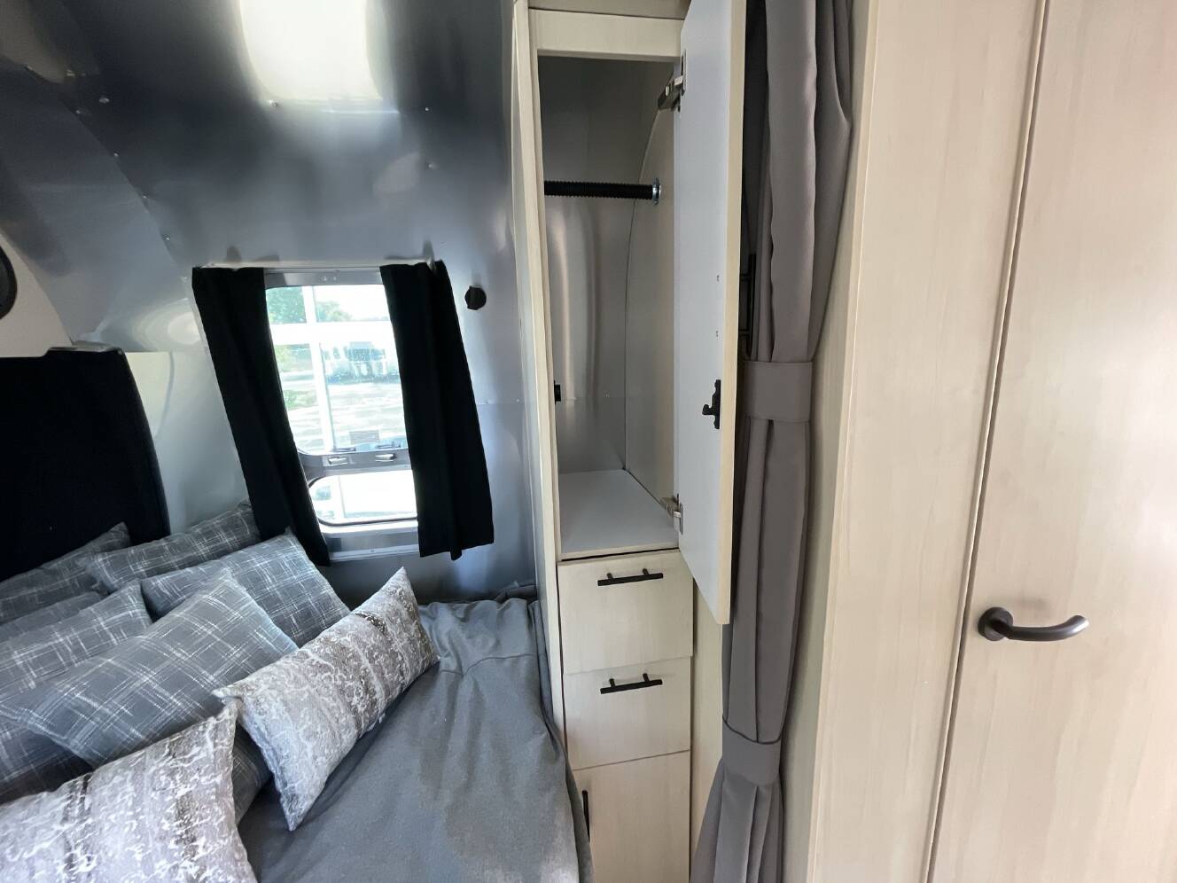 A photo of this 2025 Airstream Flying Cloud 25 FBQ