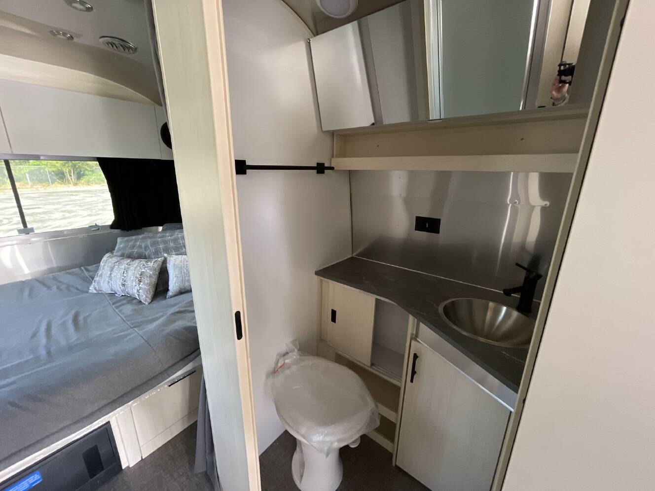 A photo of this 2025 Airstream Flying Cloud 25 FBQ