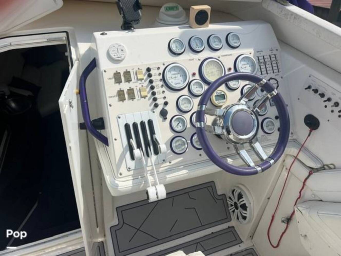 A photo of this 1998 Fountain Lightning 42