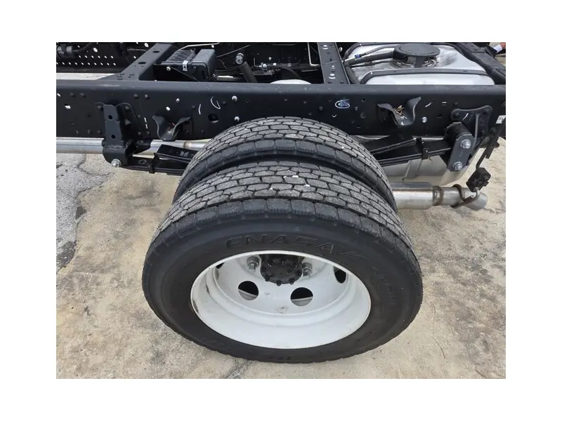 2025 ISUZU NPR HD