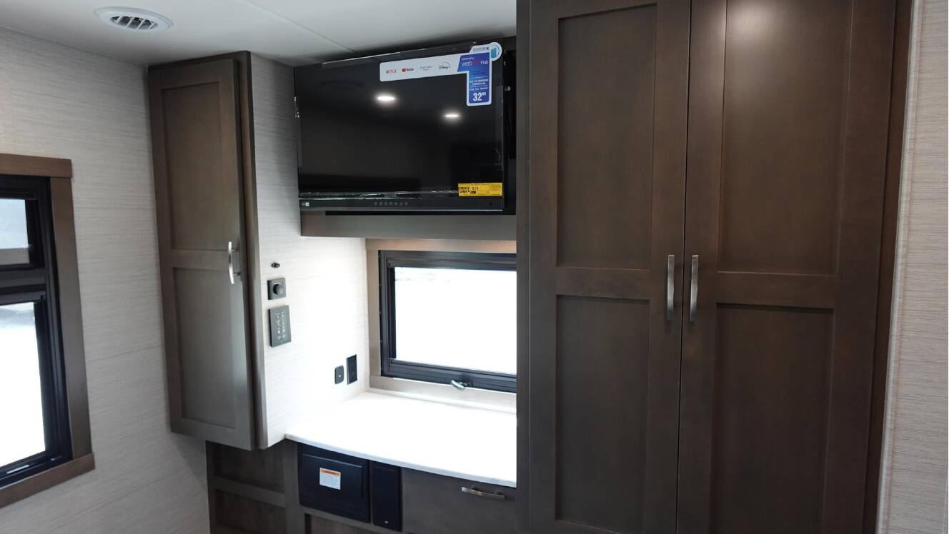 A photo of this 2027 Dynamax ISATA 6 31KS