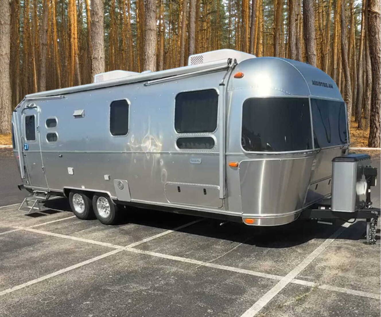 A photo of this 2027 Airstream Globetrotter 27FB Twin