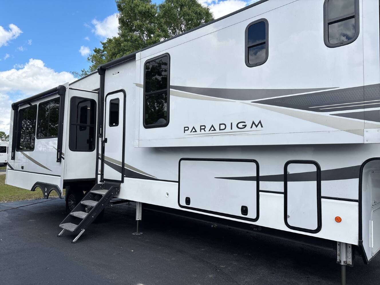 A photo of this 2024 Alliance PARADIGM 382RK