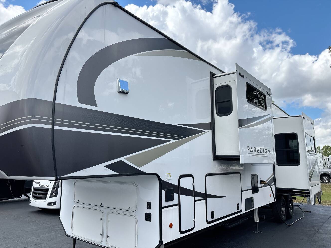 A photo of this 2024 Alliance PARADIGM 382RK