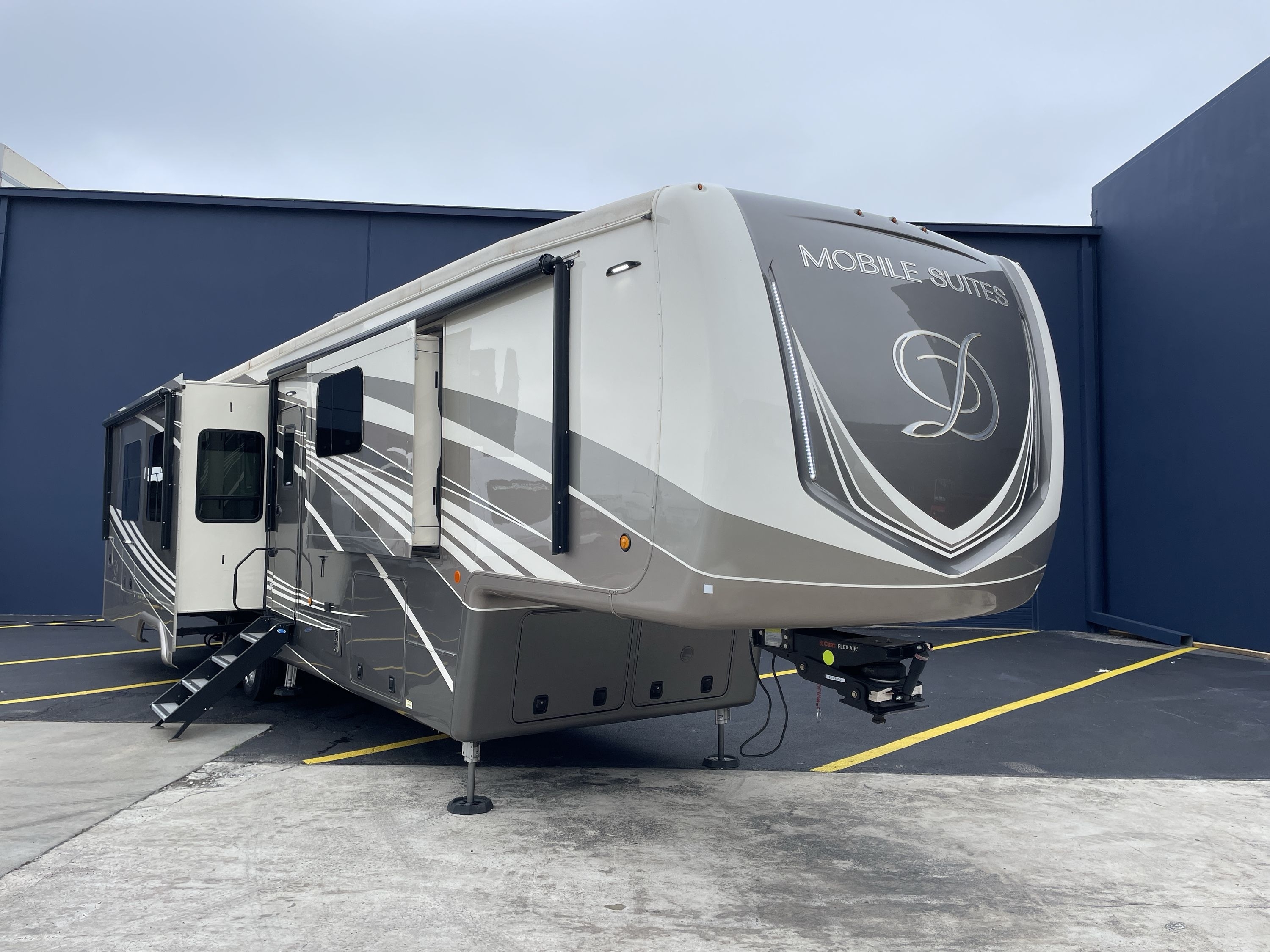 2022 DRV LUXURY SUITES MOBILE SUITES 41RKDB RV