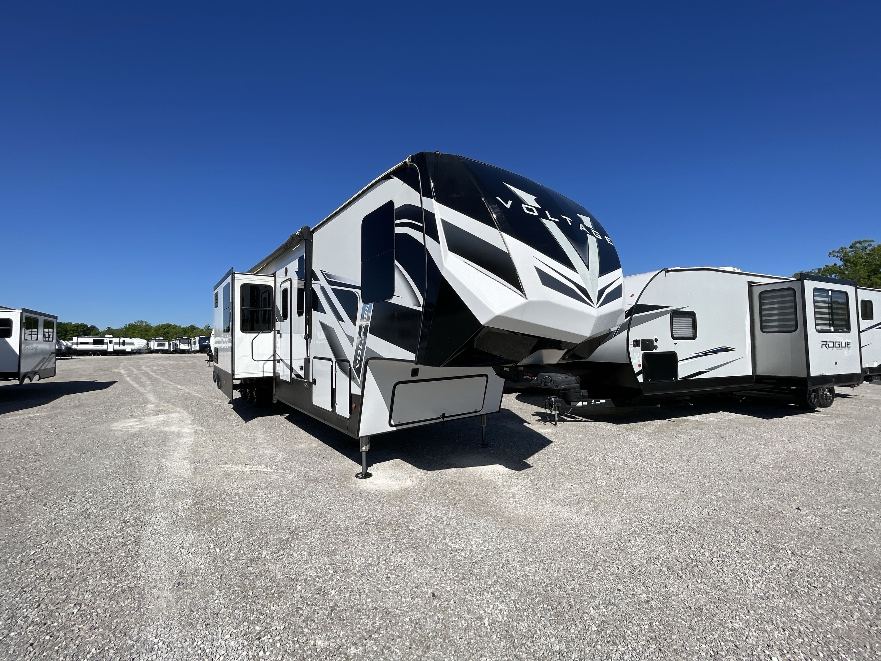 2022 Dutchmen VOLTAGE 4225 Fifth Wheel Toy Hauler RV