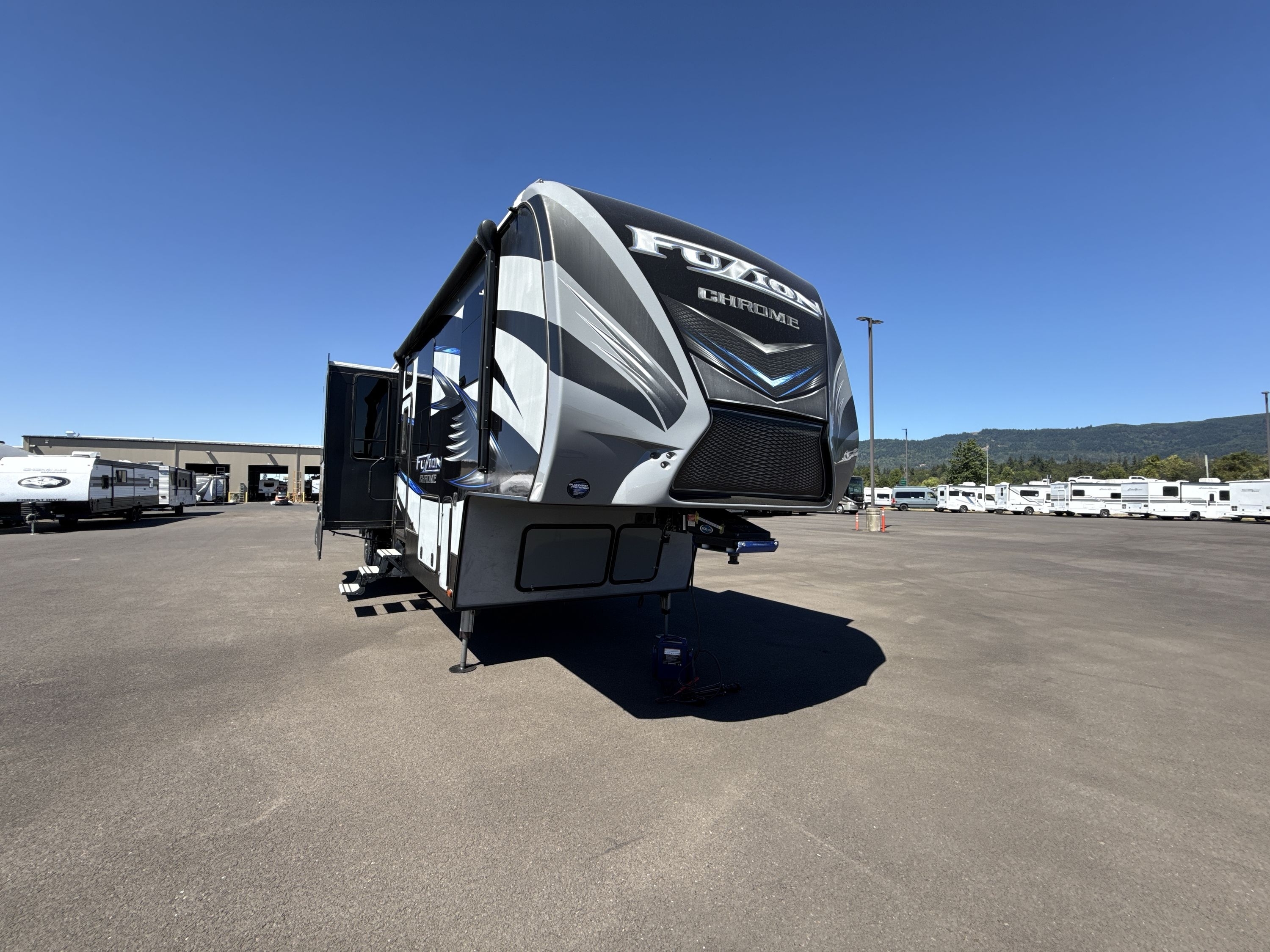 2016 Keystone FUZION 422 Fifth Wheel Toy Hauler RV