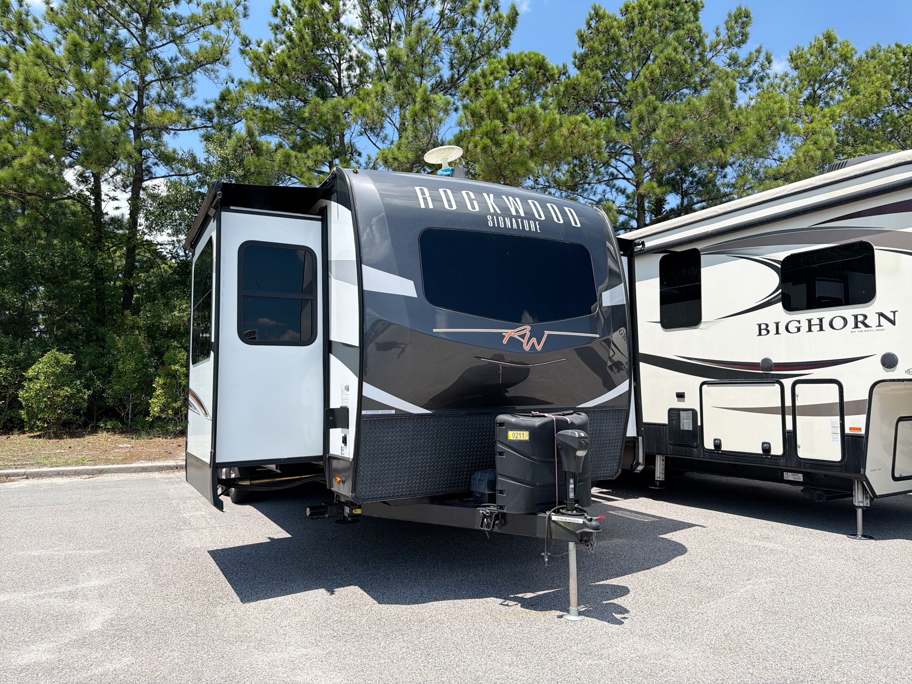 2022 Forest River ROCKWOOD SIGNATURE ULTRA LITE 8324SB in myrtle beach SC