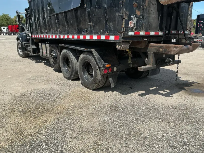2005 Mack GU713