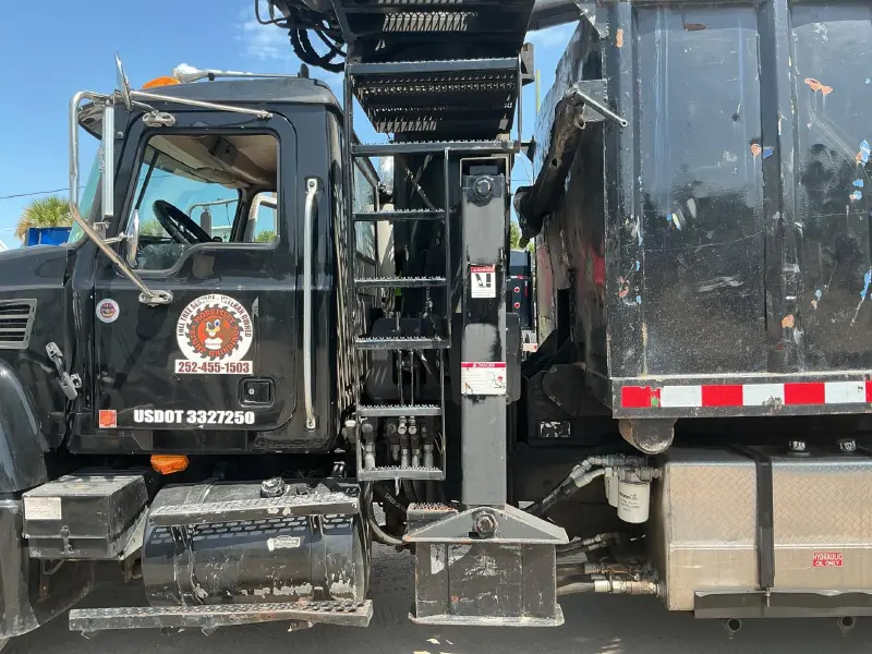 2005 Mack GU713