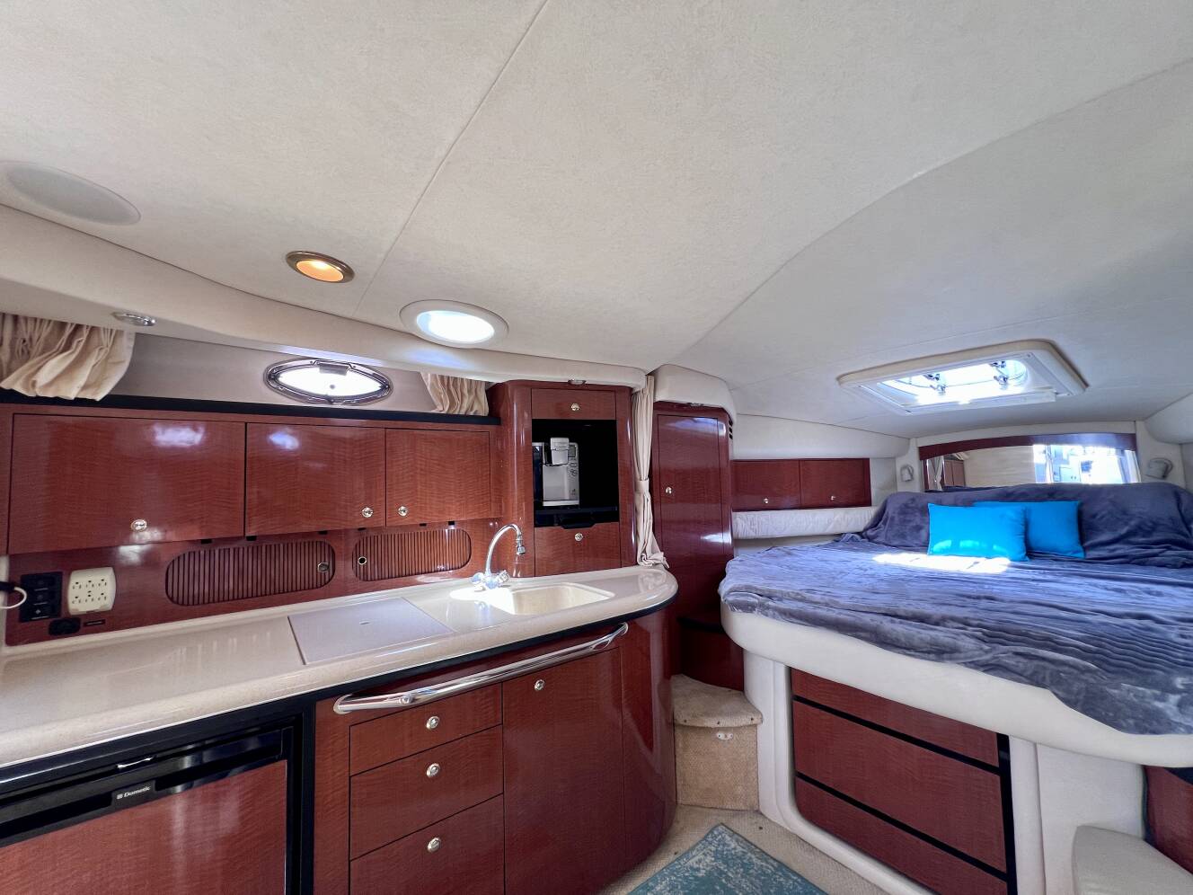 A photo of this 2003 Sea Ray 340 SUNDANCER
