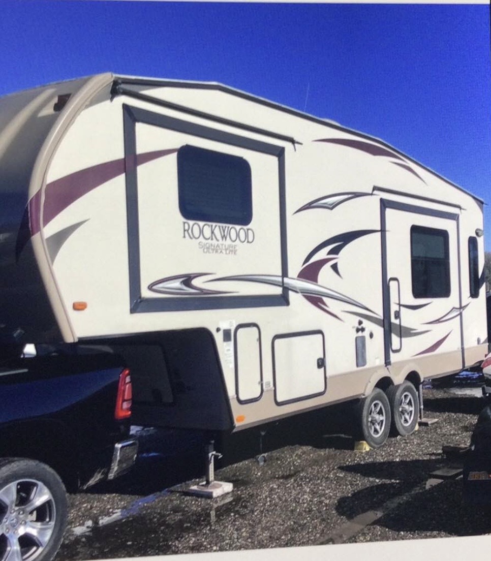 2017 Forest River ROCKWOOD SIGNATURE ULTRA LITE 8244BS in hutchinson MN