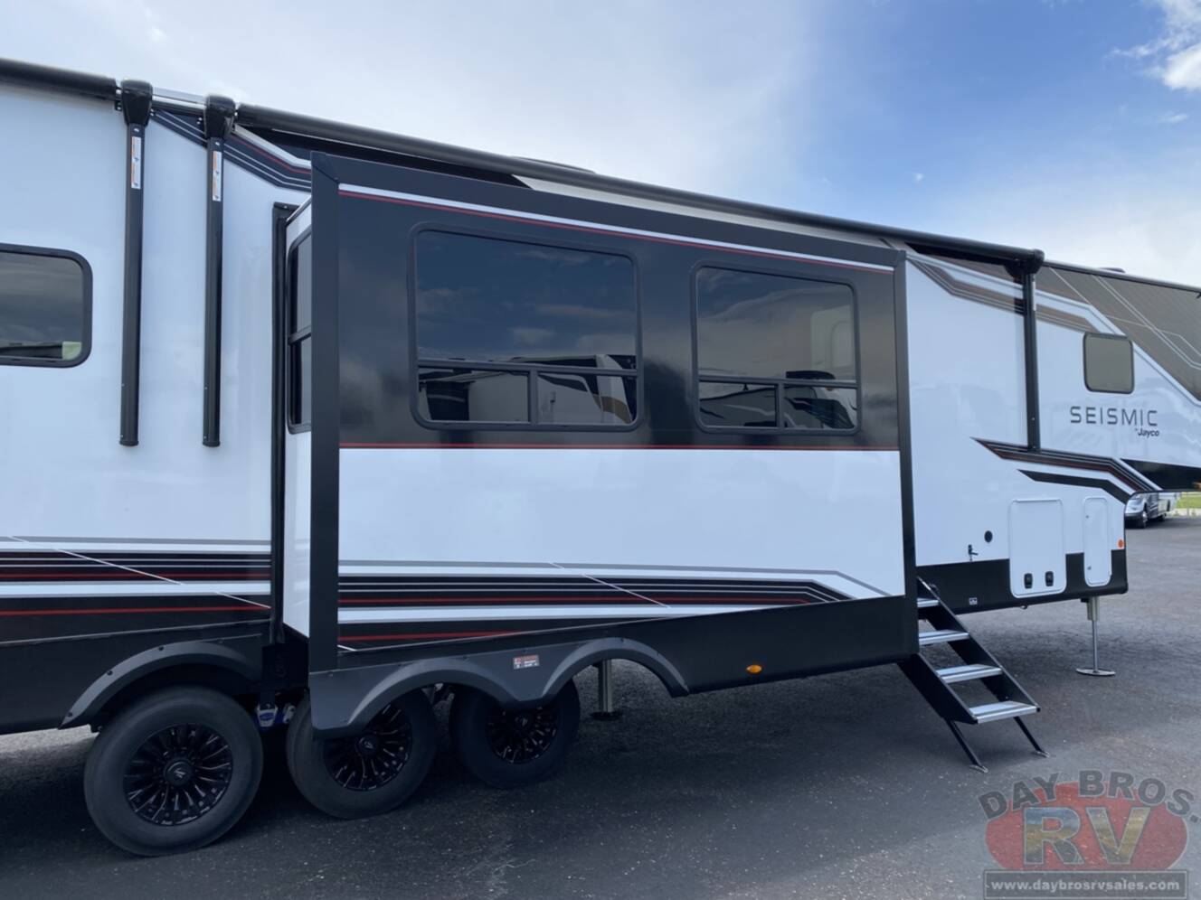 A photo of this 2027 Jayco Seismic 395