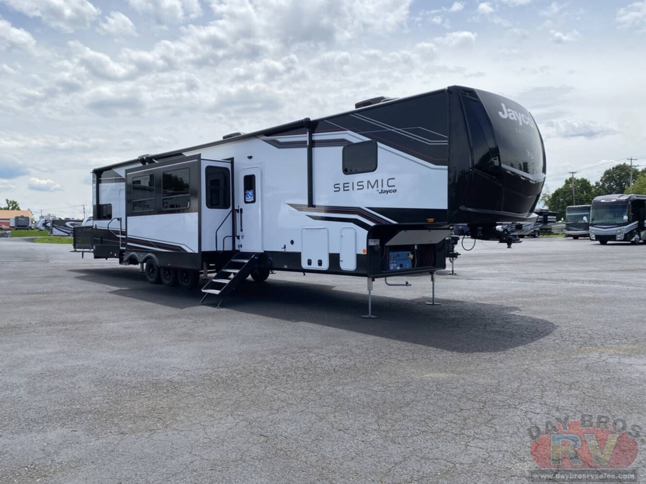 A photo of this 2027 Jayco Seismic 395