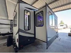 2019 FOREST RIVER CHEROKEE ARCTIC WOLF 285RL4