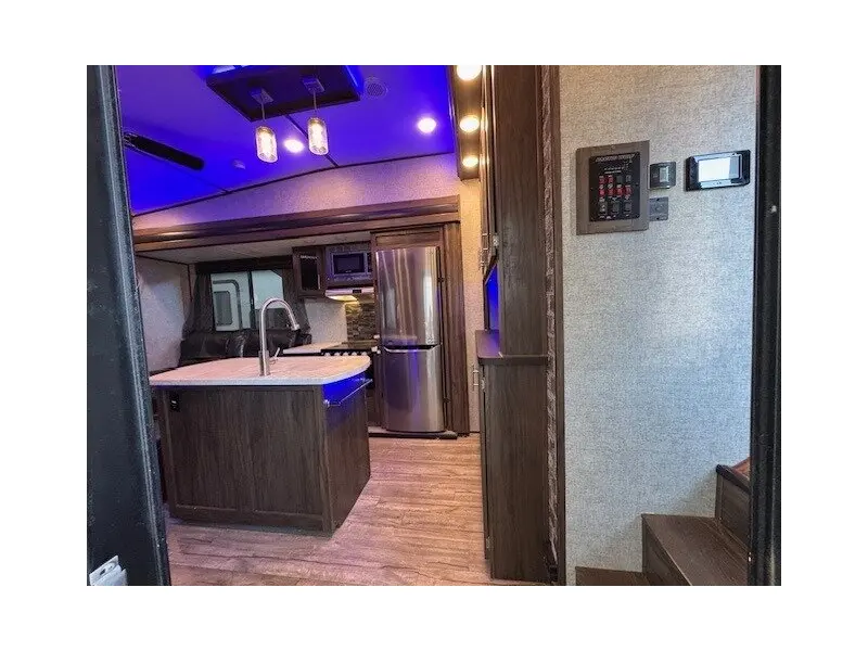2019 FOREST RIVER CHEROKEE ARCTIC WOLF 285RL4