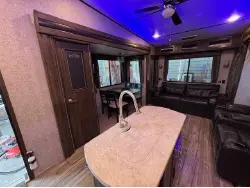 2019 FOREST RIVER CHEROKEE ARCTIC WOLF 285RL4