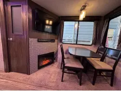 2019 FOREST RIVER CHEROKEE ARCTIC WOLF 285RL4