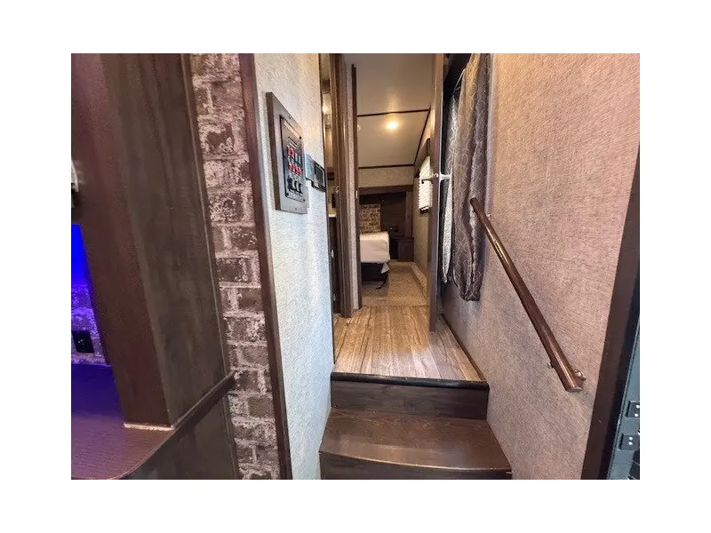 2019 FOREST RIVER CHEROKEE ARCTIC WOLF 285RL4