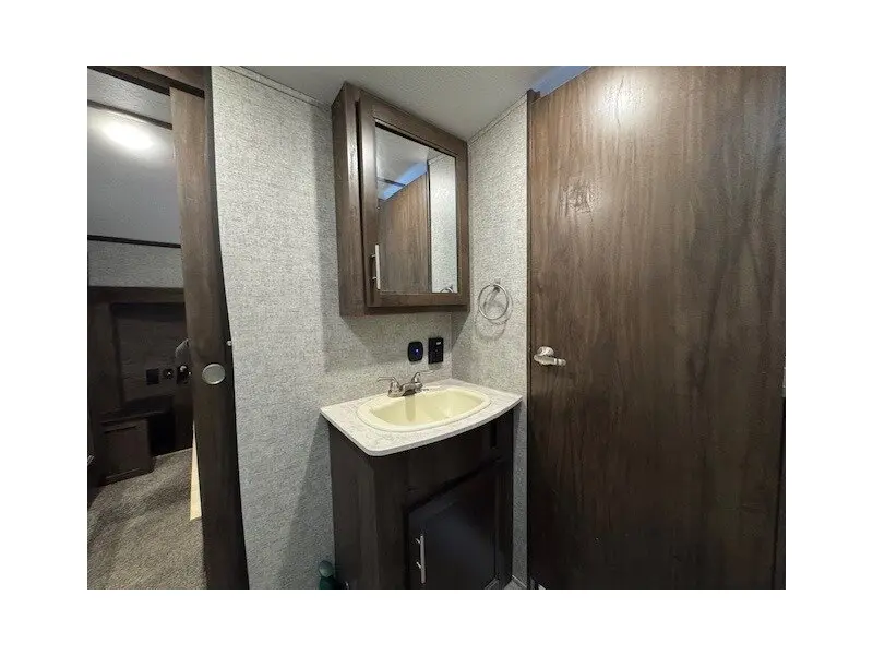 2019 FOREST RIVER CHEROKEE ARCTIC WOLF 285RL4