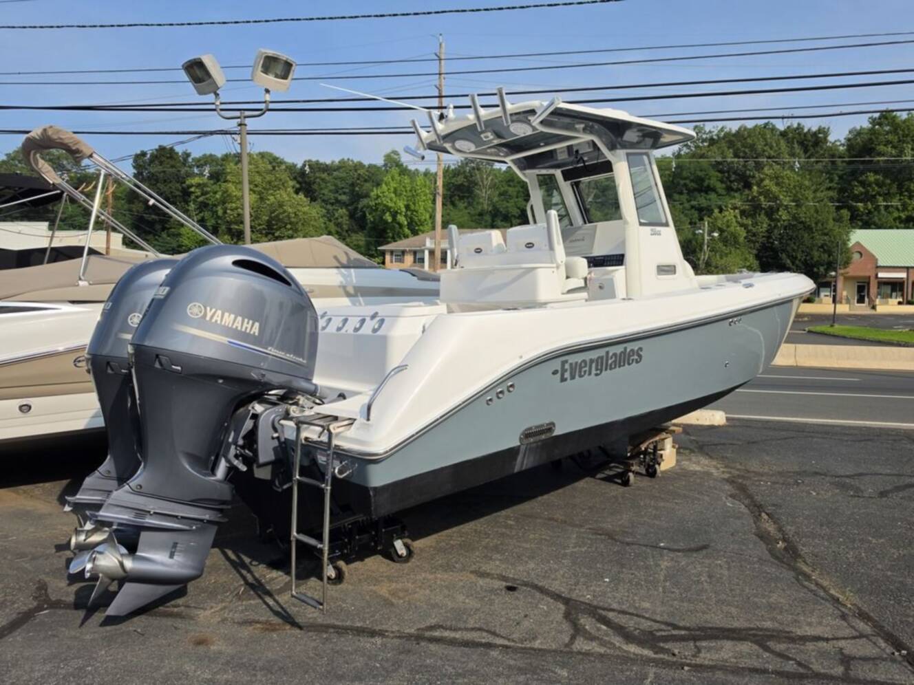 A photo of this 2017 Everglades 255 Center Console