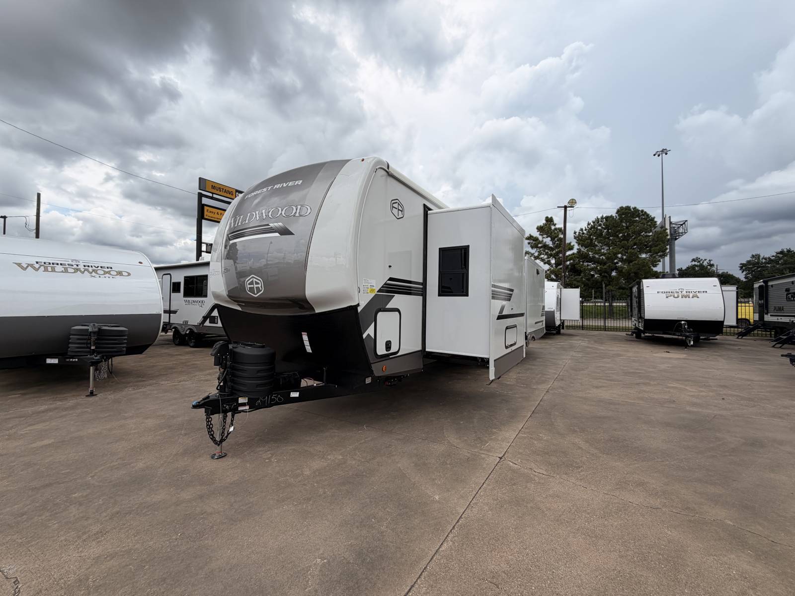 2027 Forest River WILDWOOD HERITAGE GLEN 308RL in conroe TX