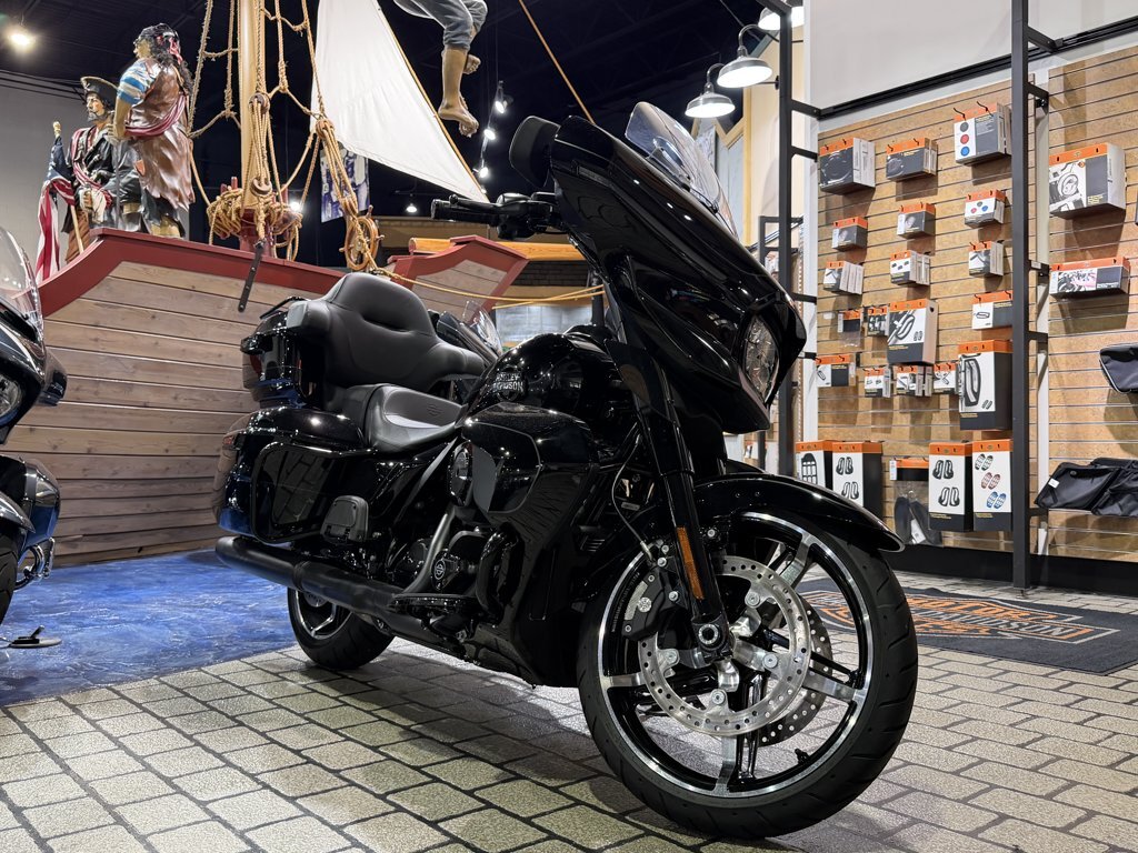 2025 Harley-Davidson Street Glide Ultra Vivid Black Black Finish ULTRA in Stuart, FL