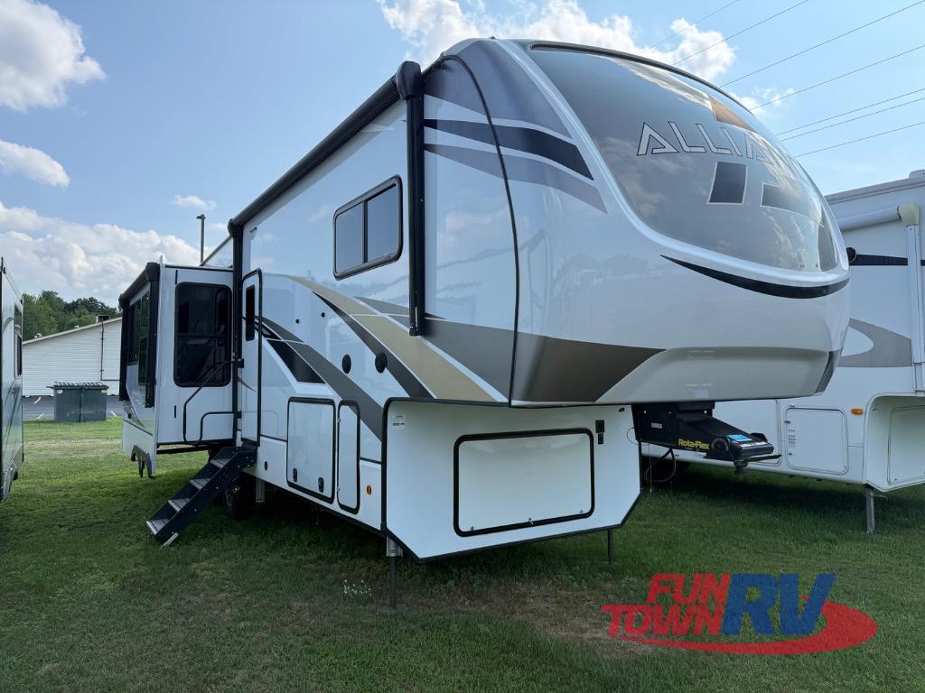 2022 Alliance Rv Paradigm 310RL in north branch MI
