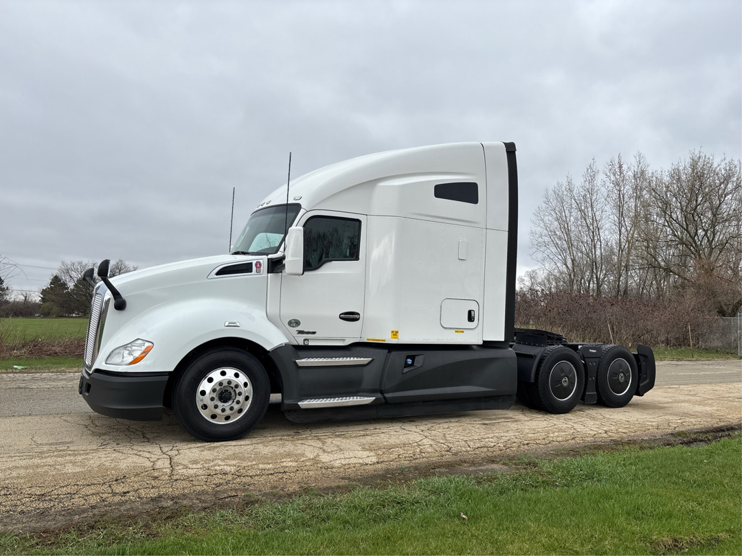 2021 KENWORTH T680 in Rockford, IL