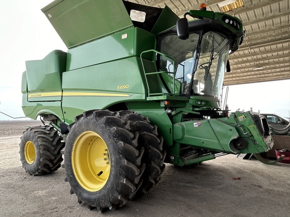 2017 John Deere S690 in Robstown, TX
