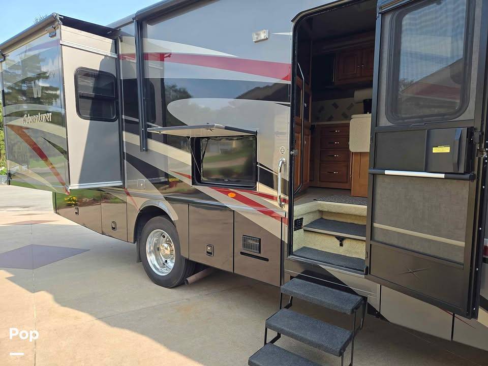 2013 Winnebago Adventurer 32H in onalaska WI