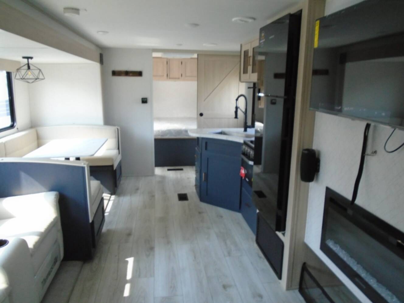A photo of this 2025 Prime Time Rv Avenger 27DBS