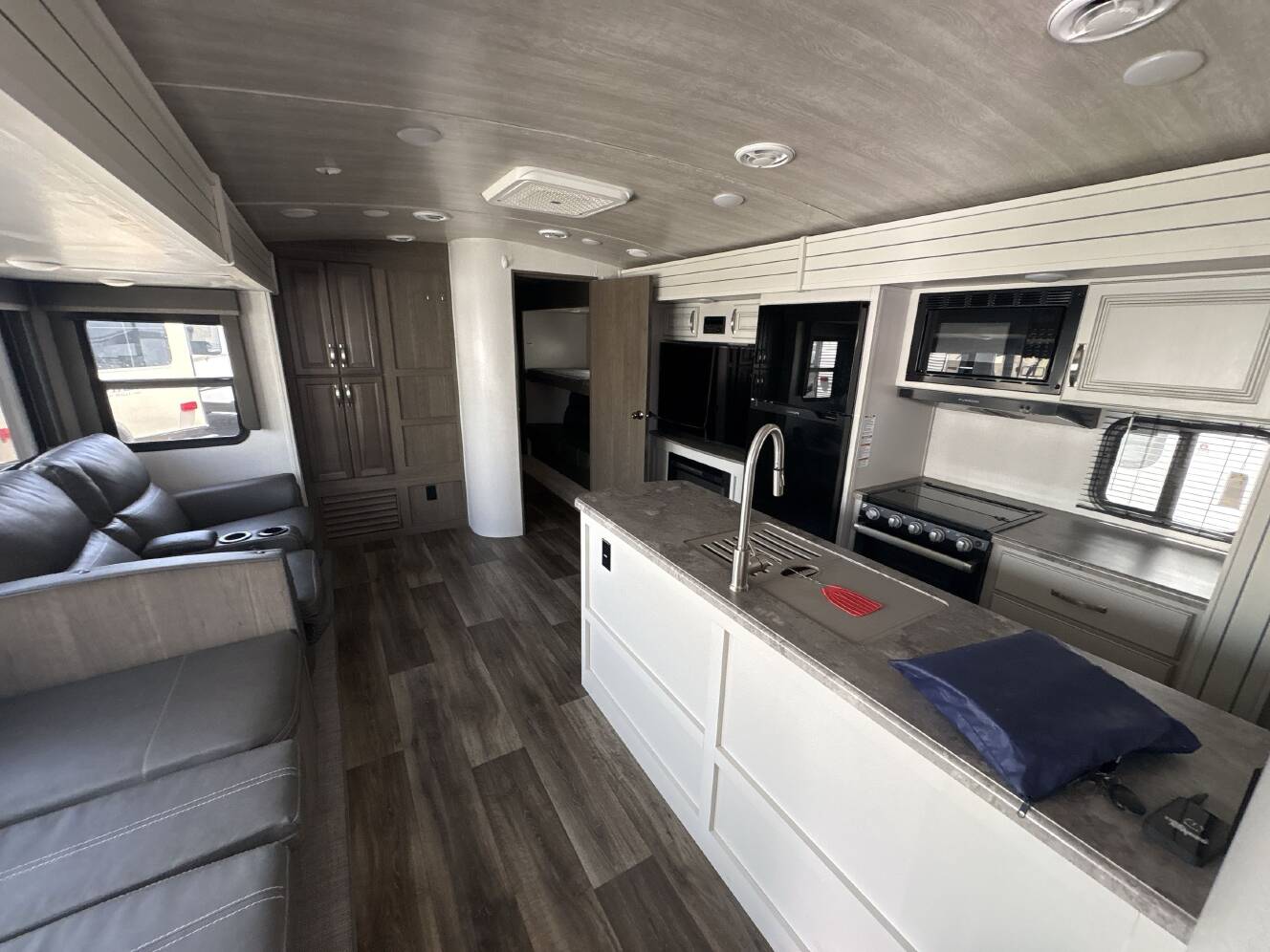 A photo of this 2023 Keystone COUGAR 34TSB