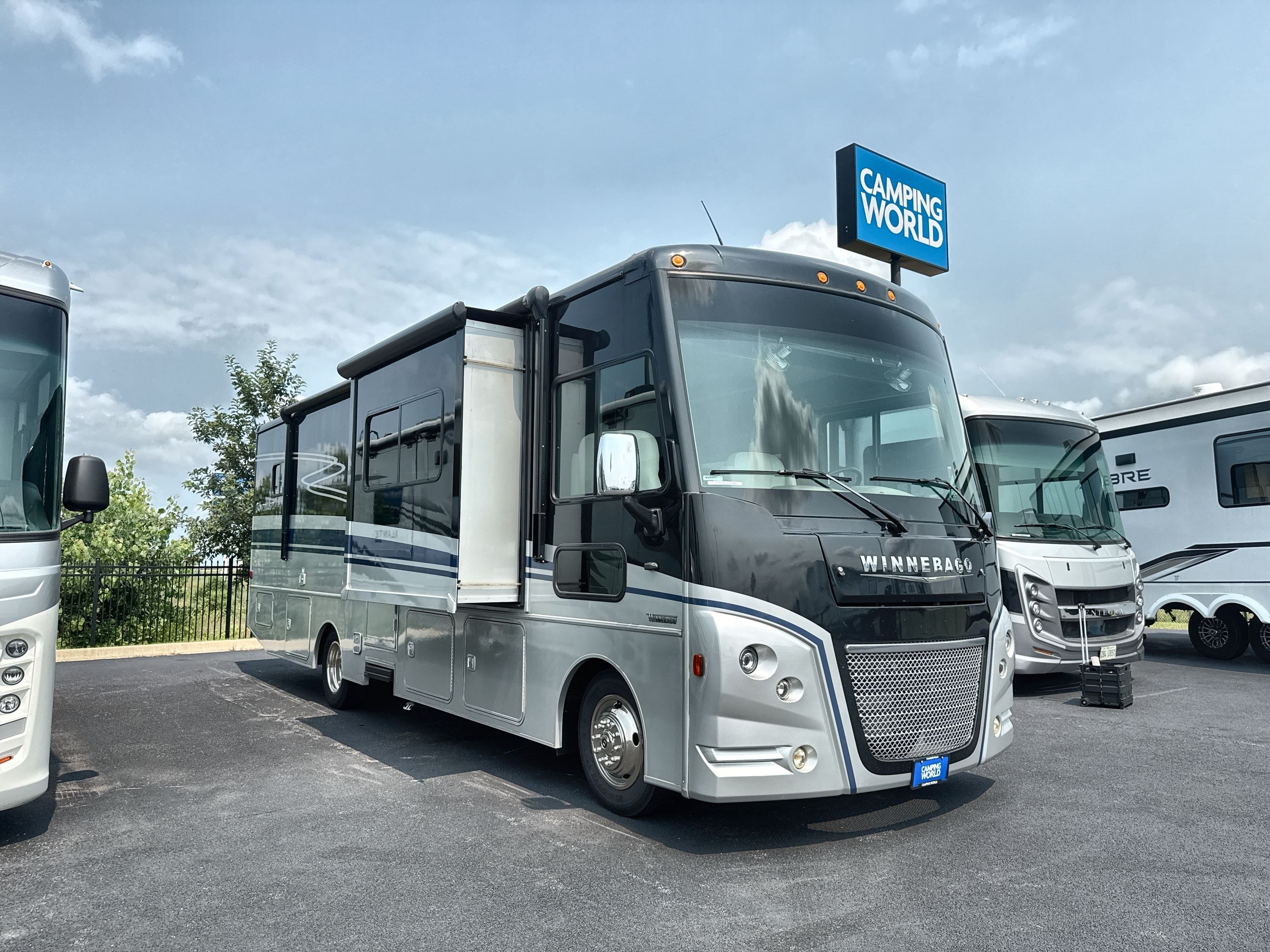 2022 Winnebago ADVENTURER 30T in roscoe IL