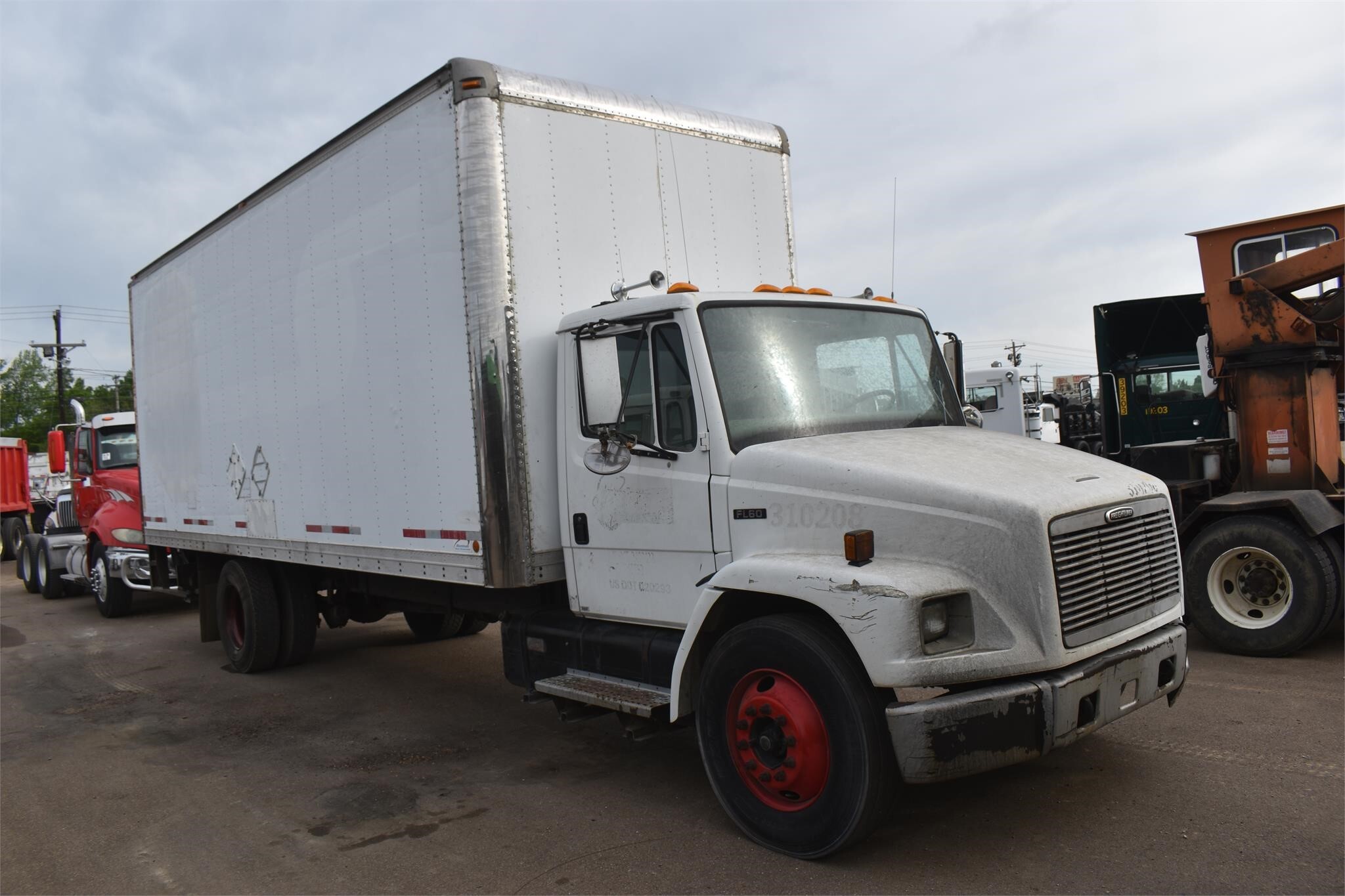 2000 FREIGHTLINER FL60 in Covington, TN