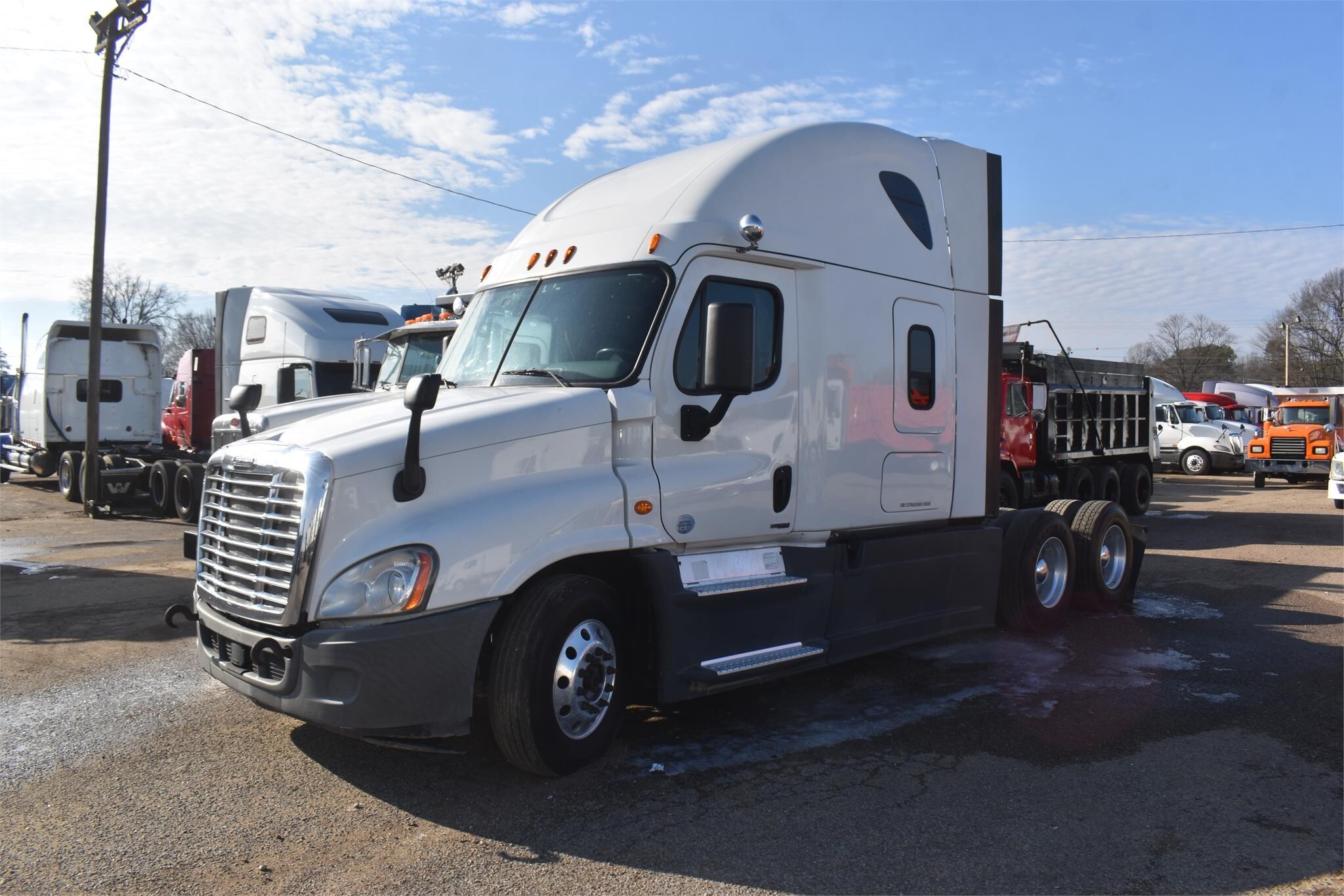 2015 FREIGHTLINER CASCADIA 125 in Covington, TN