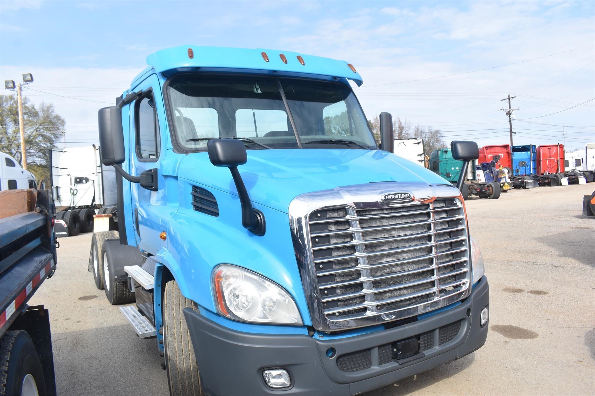 2015 FREIGHTLINER CASCADIA 113 in Covington, TN