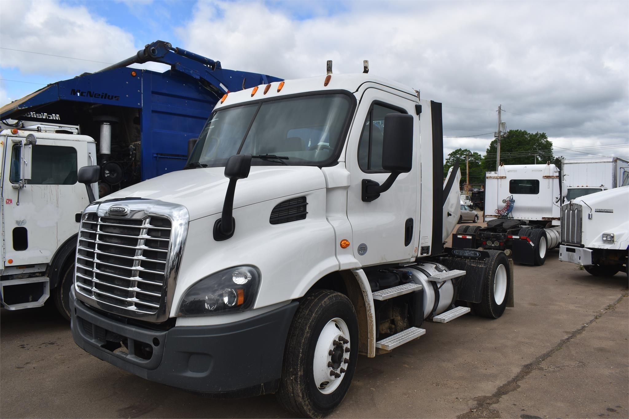 2015 FREIGHTLINER CASCADIA 113 in Covington, TN