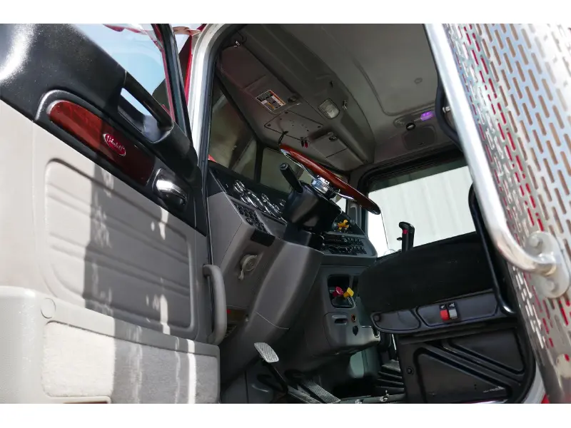 2017 PETERBILT 389