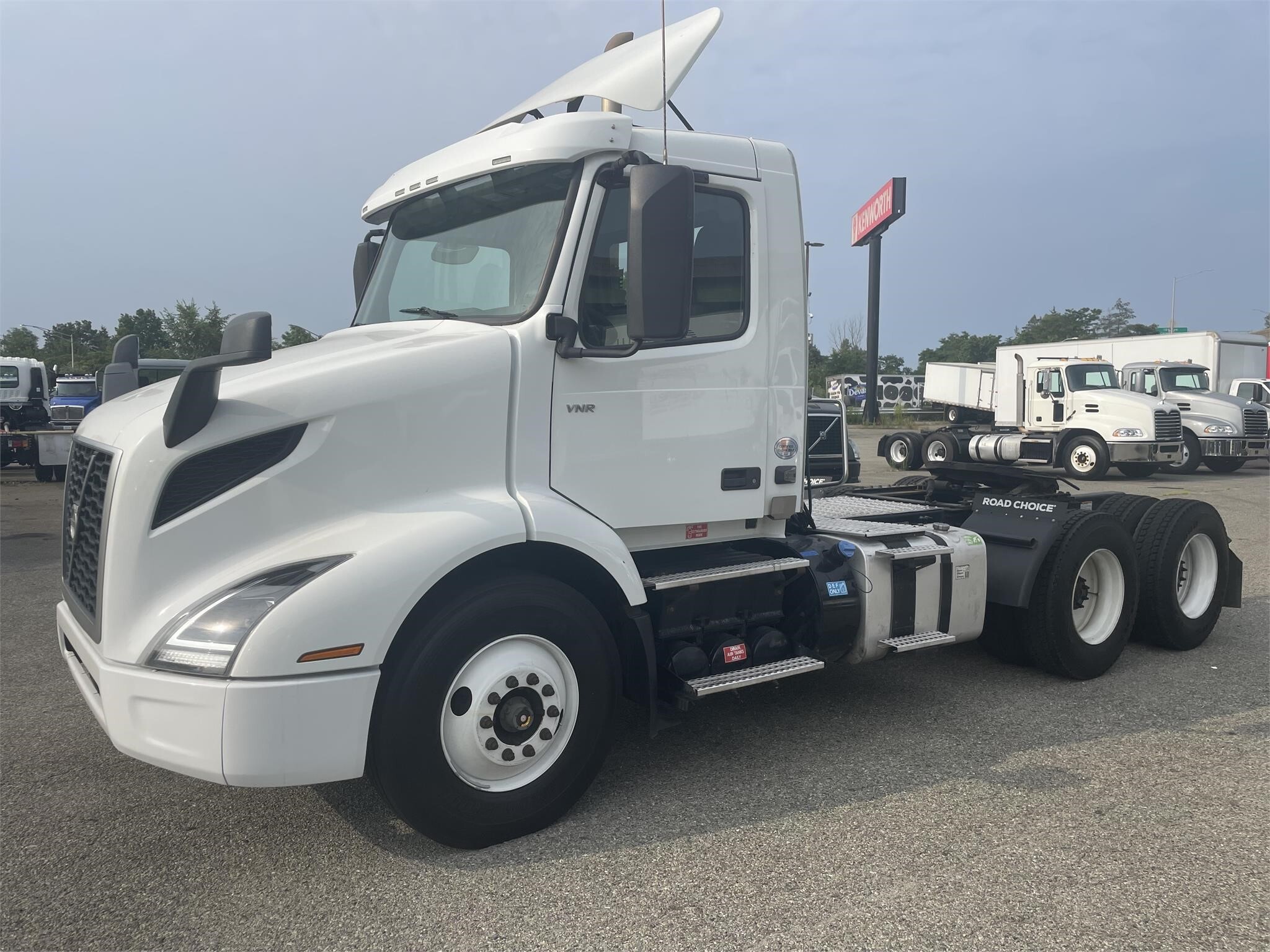 2019 VOLVO VNR64T300 in Fairview, NJ