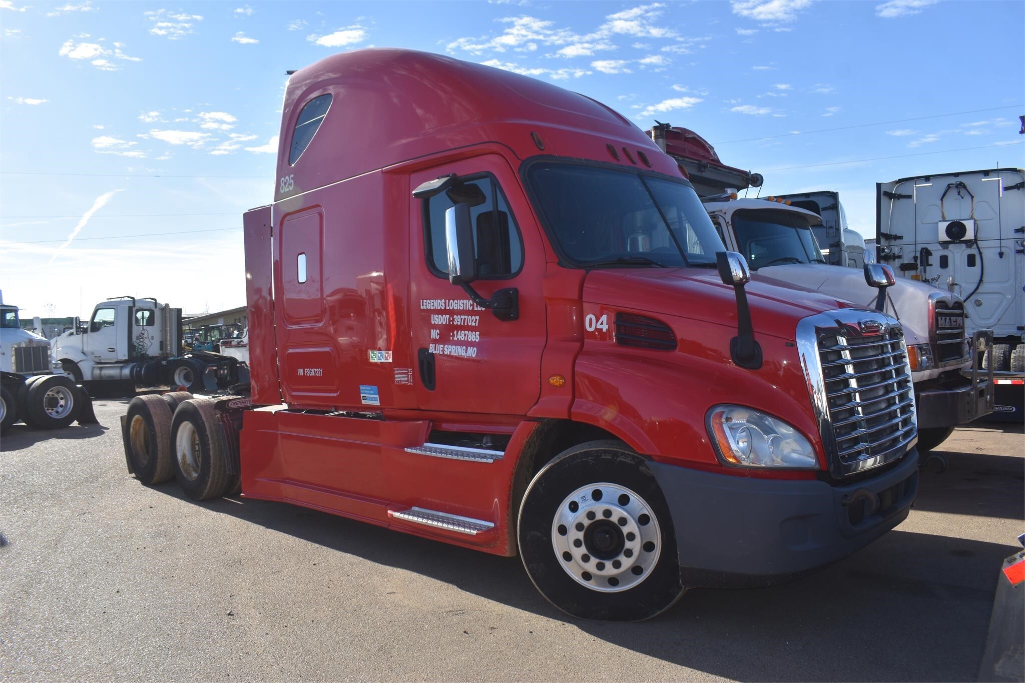 2015 FREIGHTLINER CASCADIA 113 in Covington, TN